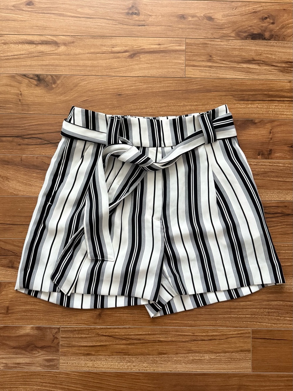 H&M Black White Striped High Waist Tie Belt Shorts Size US 4